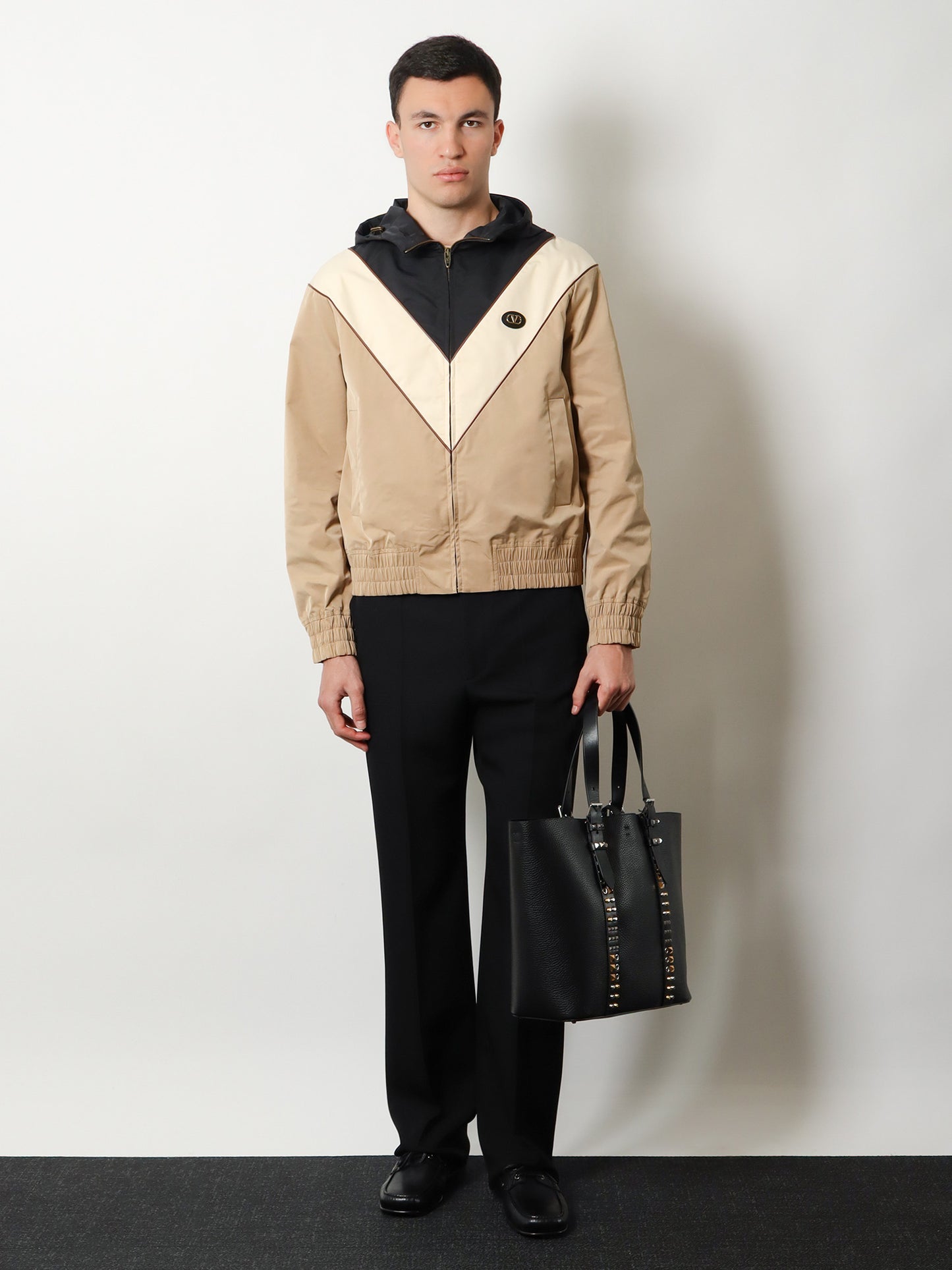 Leather shoulder bag with iconic studs