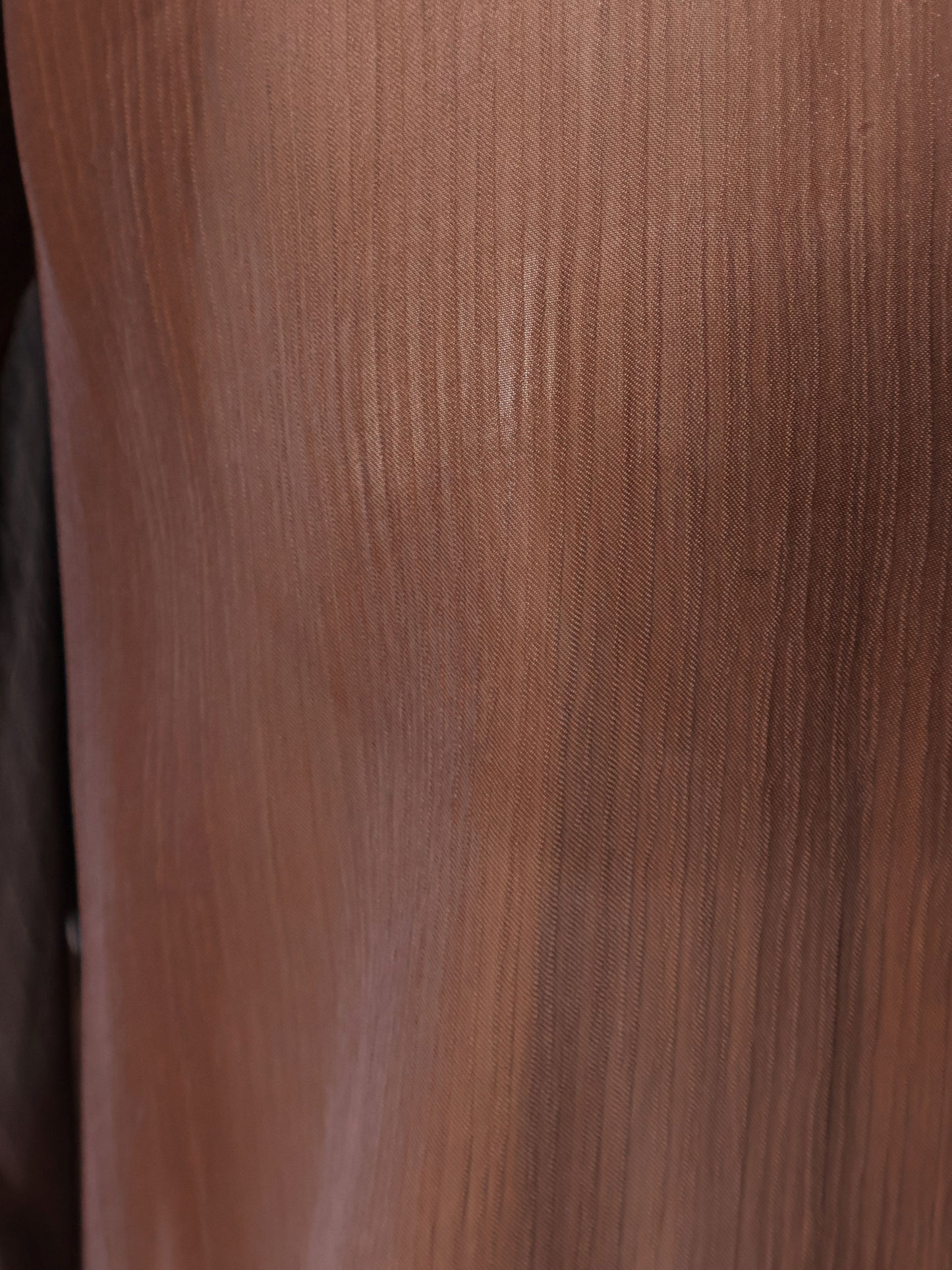 Camicia in satin con spalline imbottite