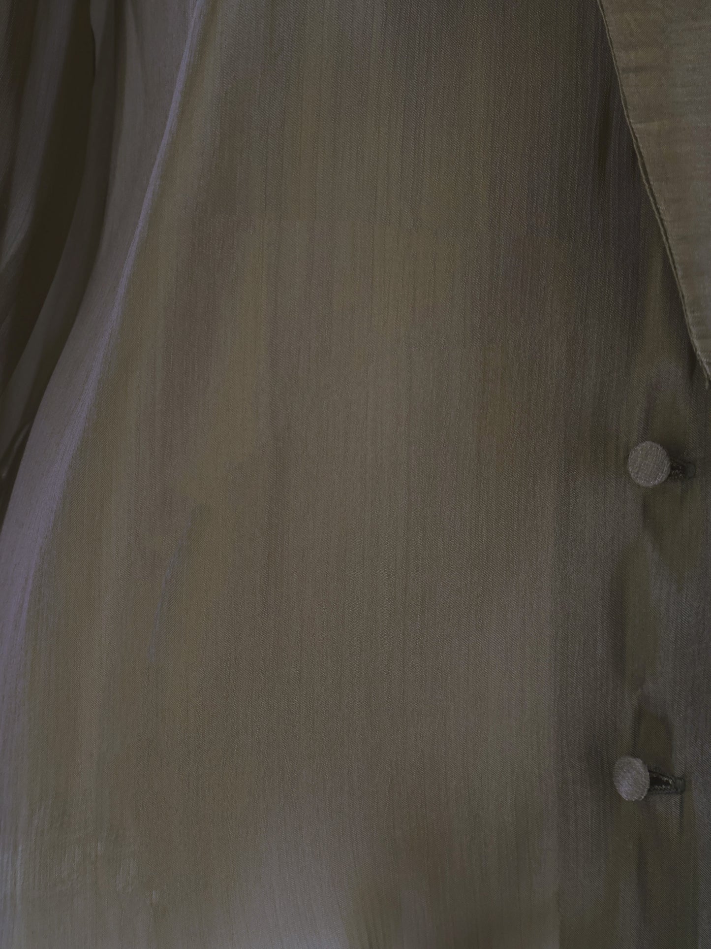 Camicia in satin con spalline imbottite