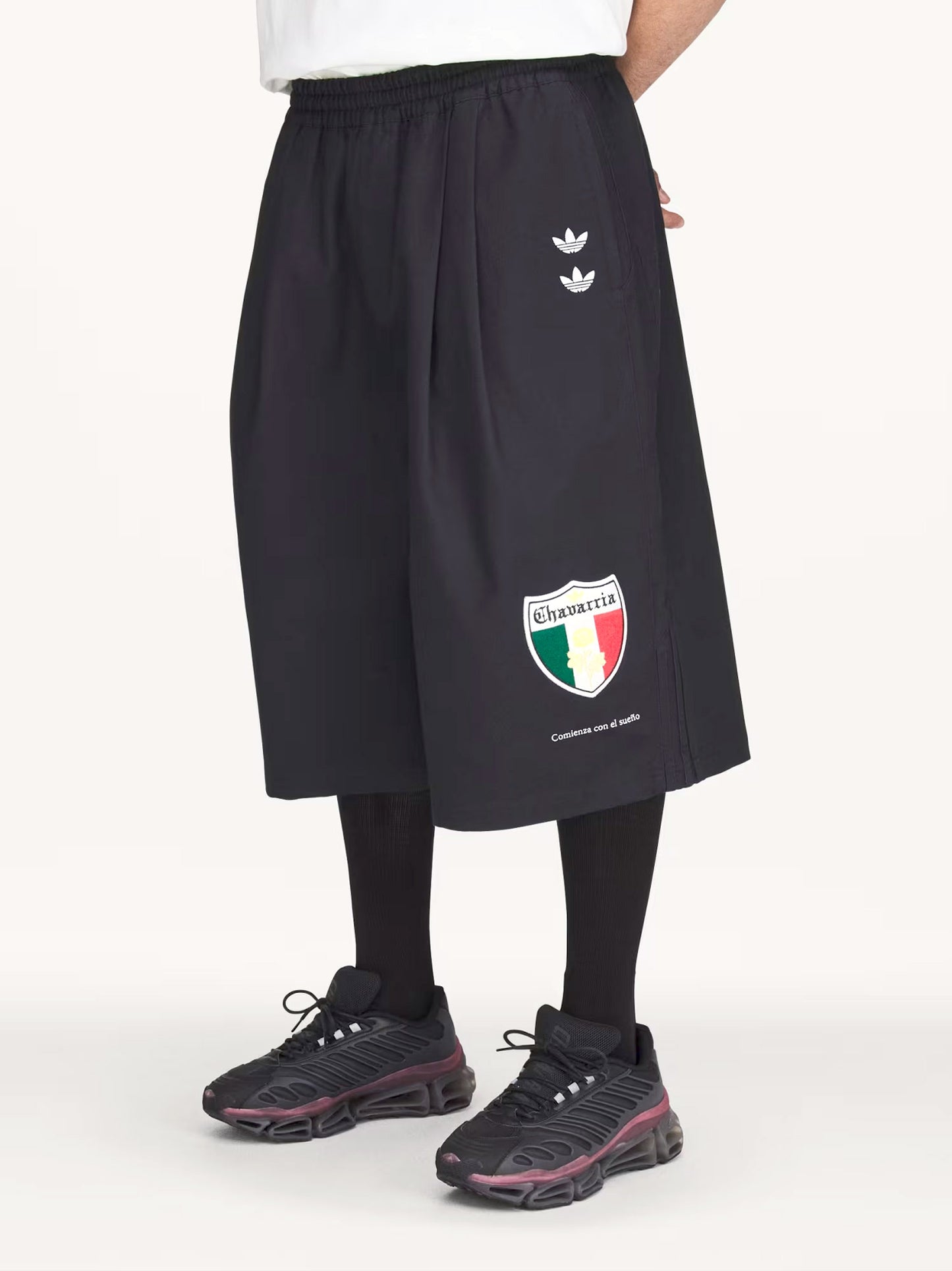 Bermuda oversize in cotone con ricami logo