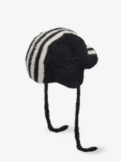 Cappello con paraorecchie e cordini thumbnail