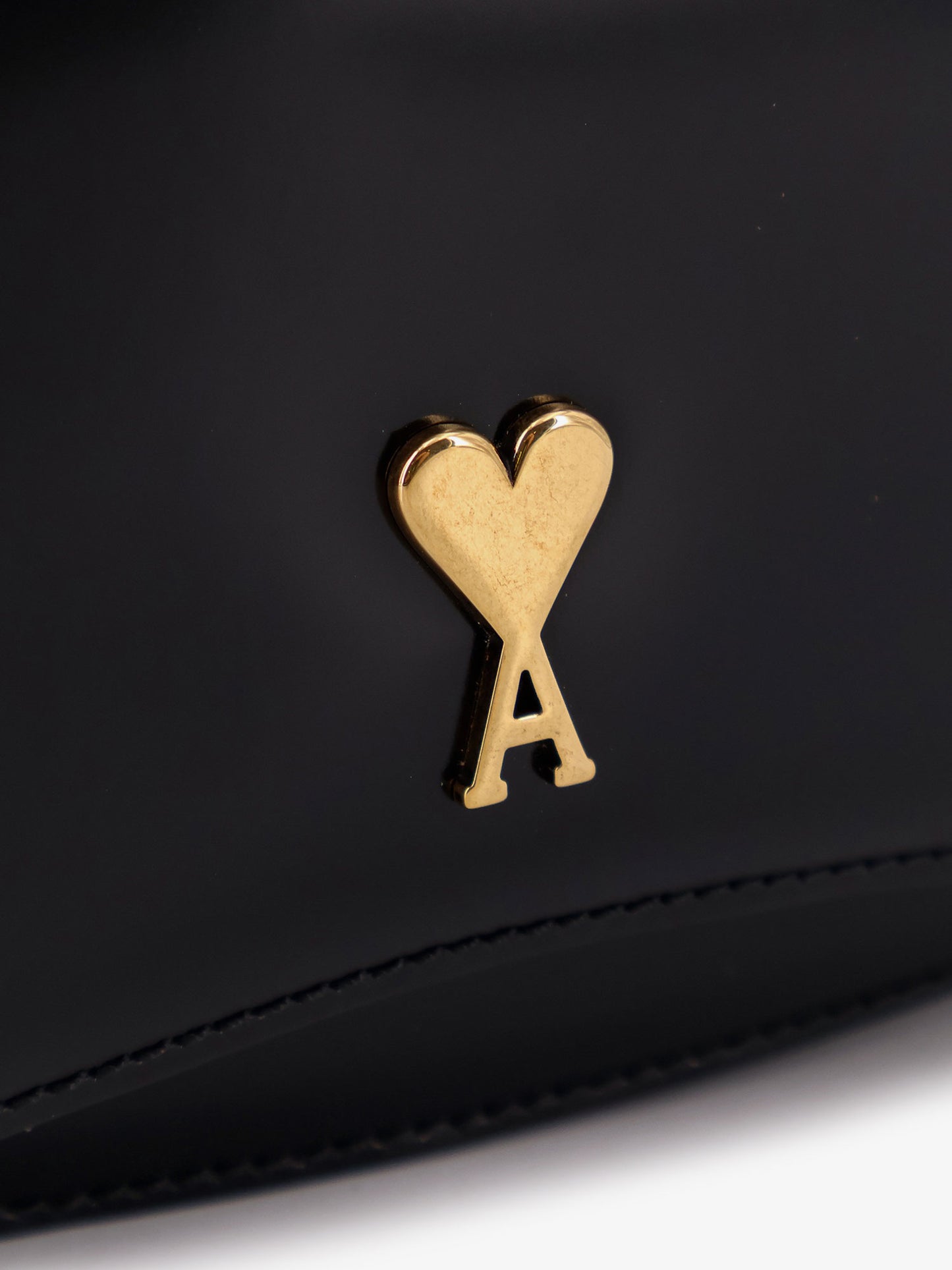 Borsa a tracolla in pelle con logo in metallo frontale