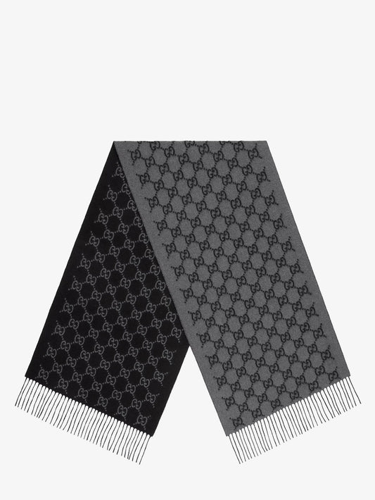 Sciarpa realizzata in jacquard di cashmere GG e impreziosita da finiture con frange.