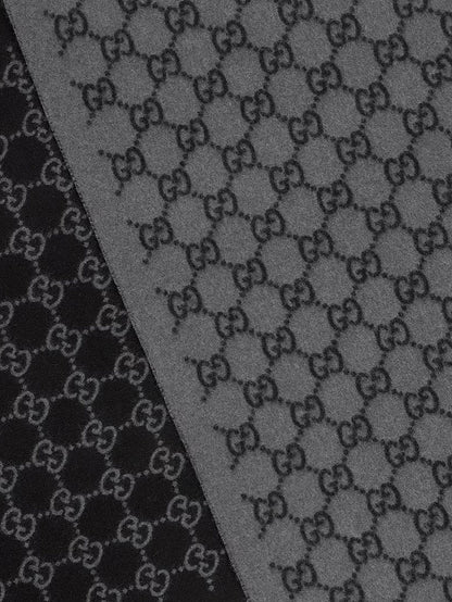 Sciarpa realizzata in jacquard di cashmere GG e impreziosita da finiture con frange. thumbnail