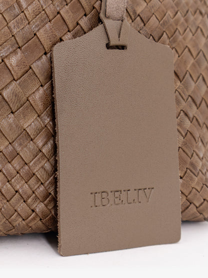 Bazika vegetable-tanned leather shouder bag with a woven thumbnail