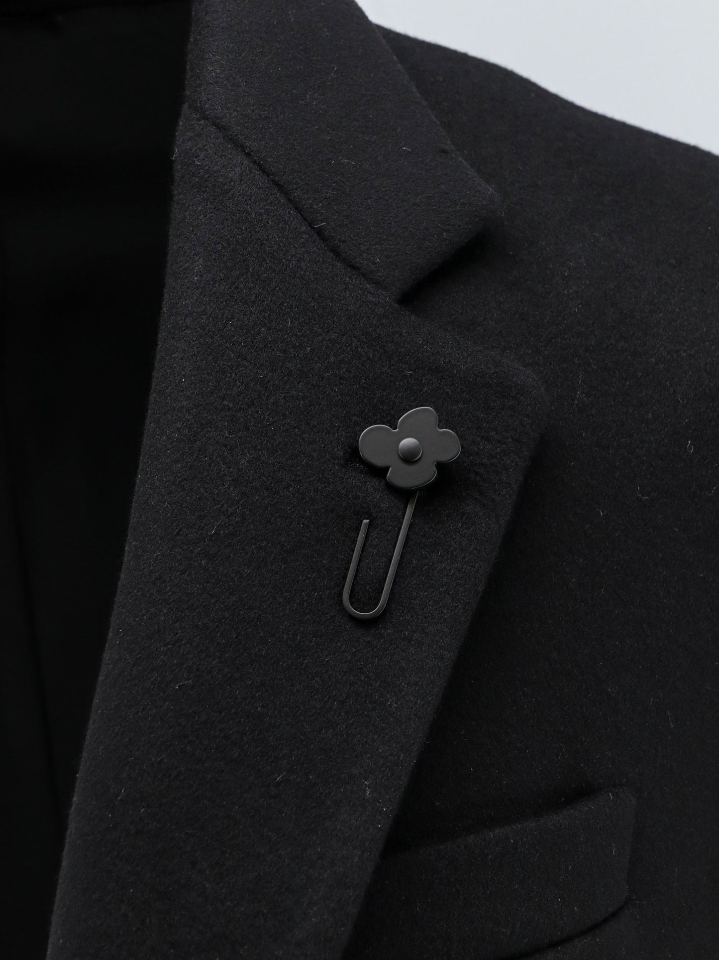 Single-breasted coat with iconic brooch