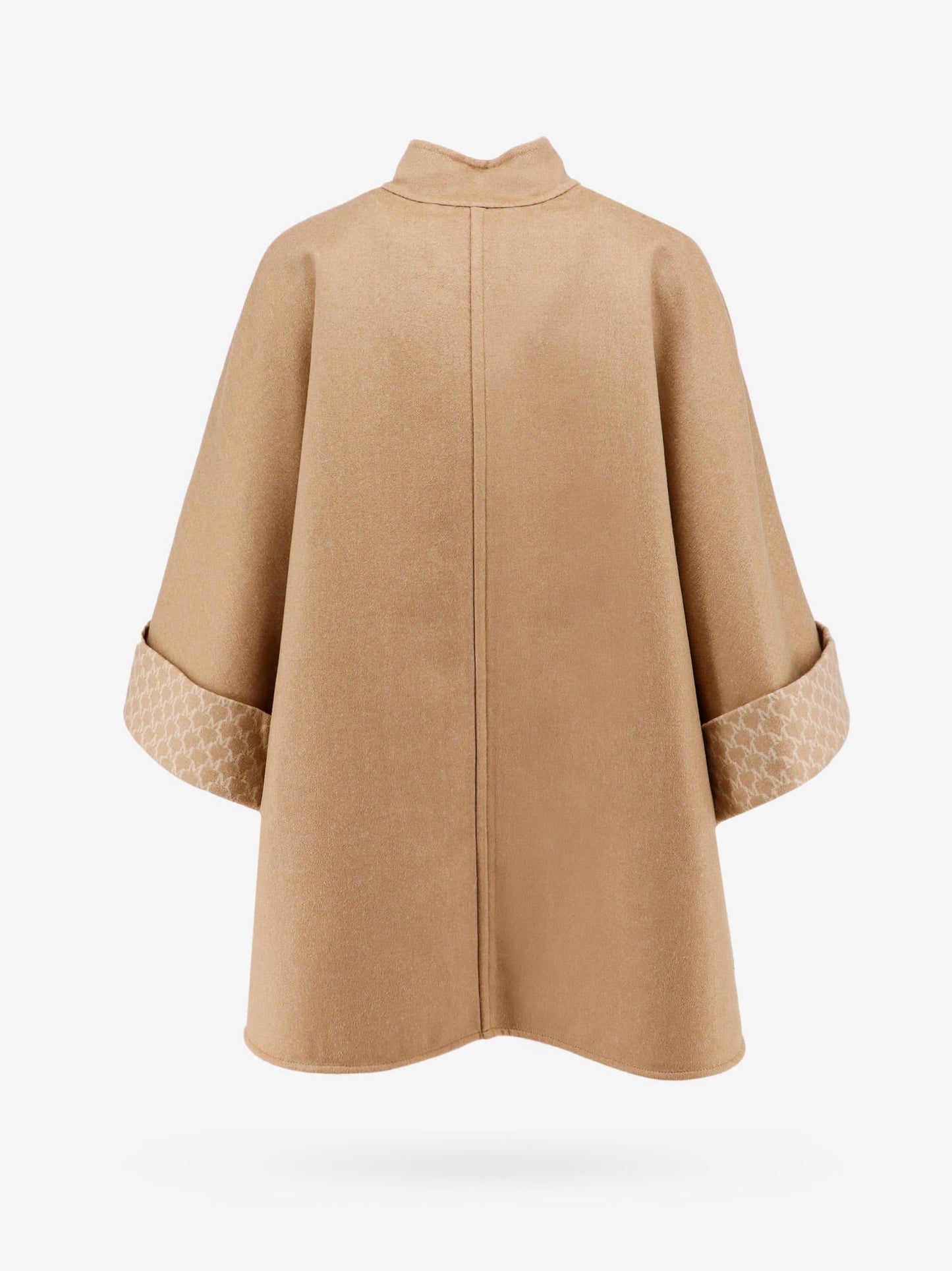 Virgin wool and cashmere cape wih pockets on the front