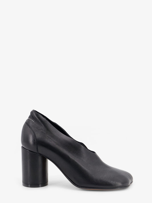 Leather pumps with iconic Atomic toe