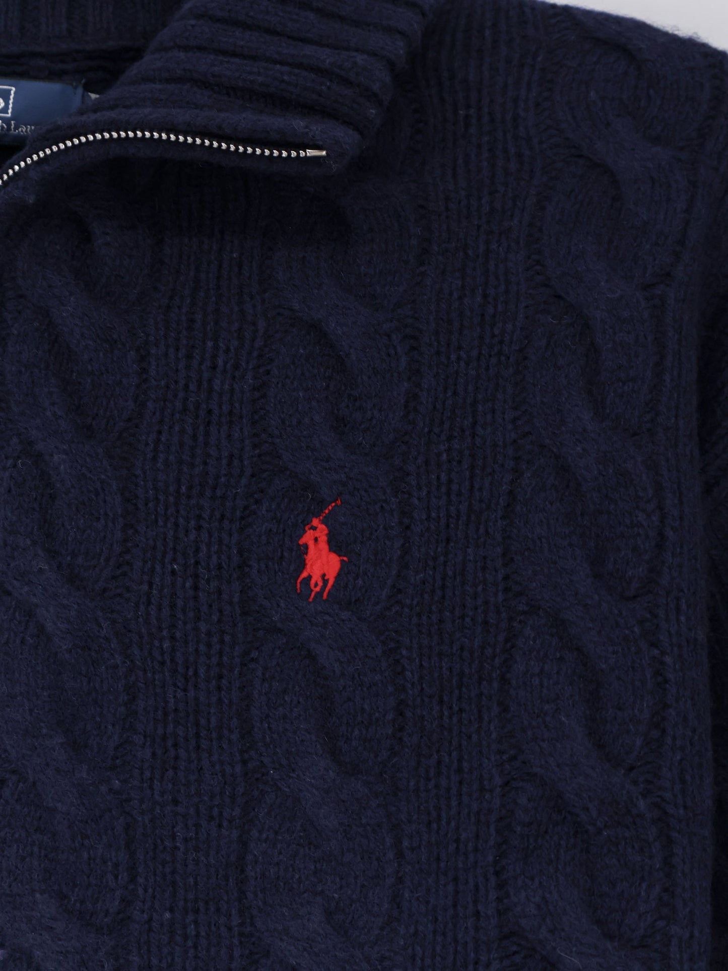 Maglia in misto lana e cashmere con logo ricamato in contrasto