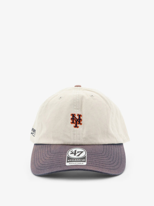 Cotton hat with embroidered logo on the front