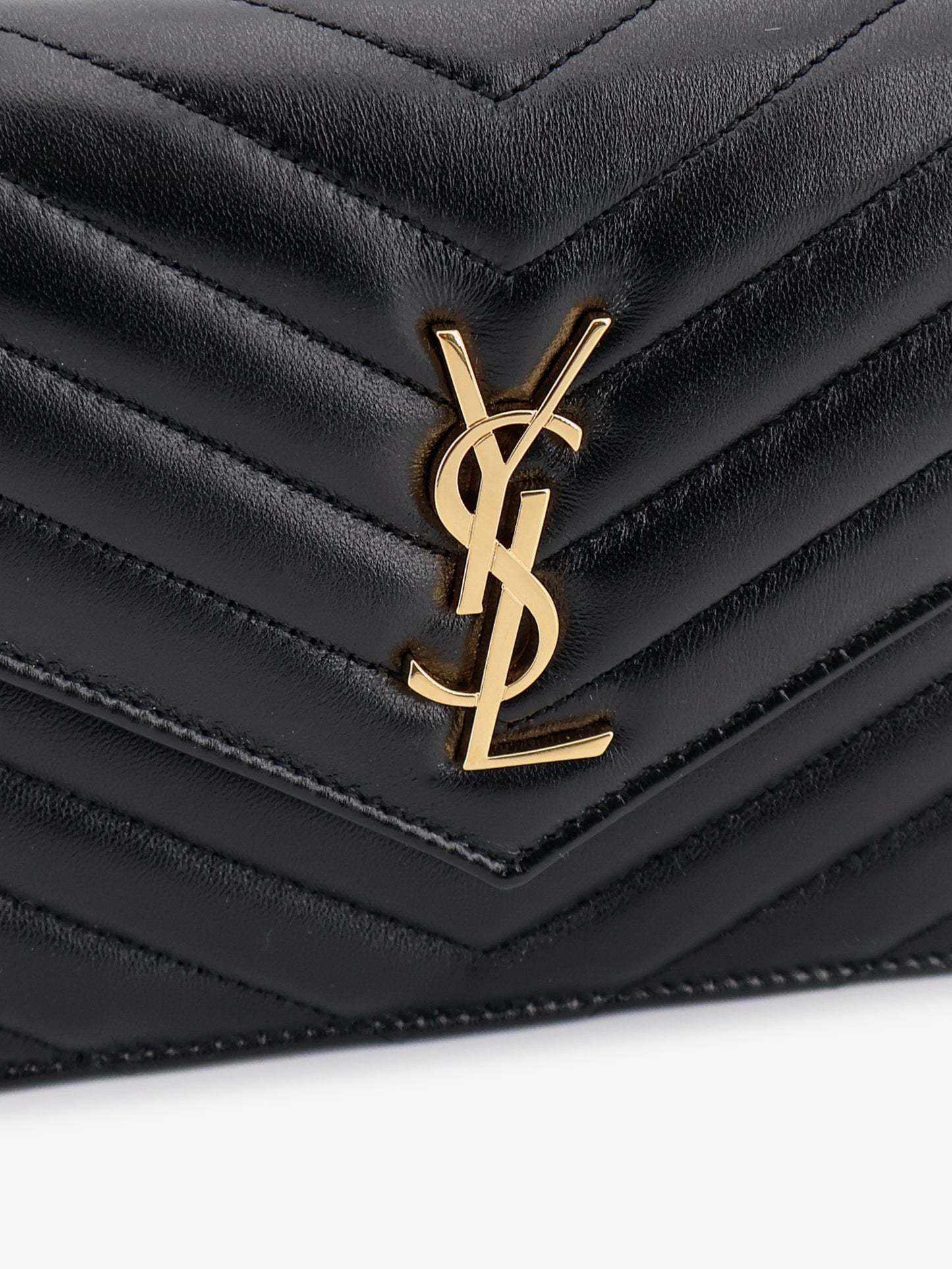 Borsa a tracolla in pelle con logo Cassandra in metallo