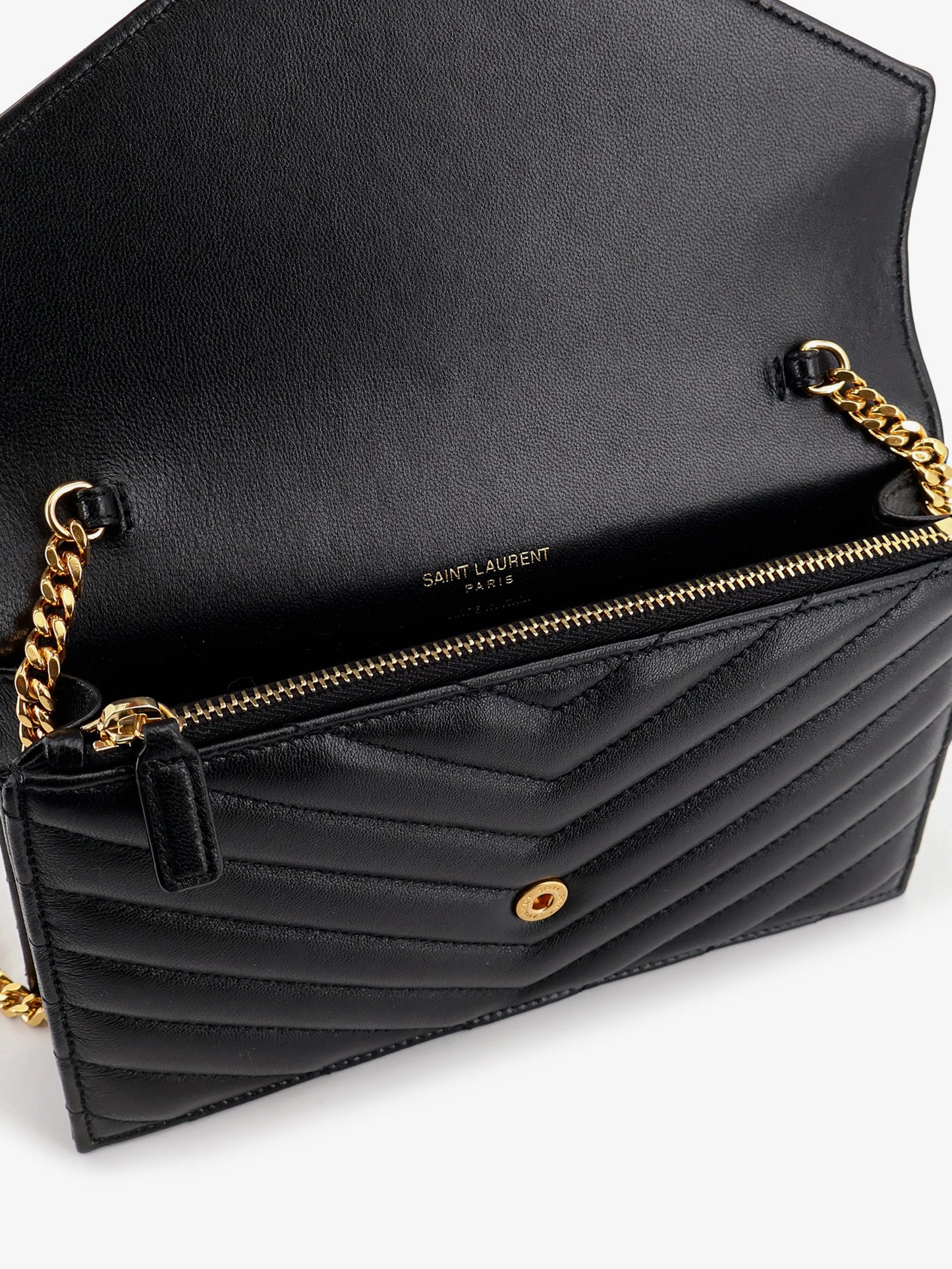 Borsa a tracolla in pelle con logo Cassandra in metallo