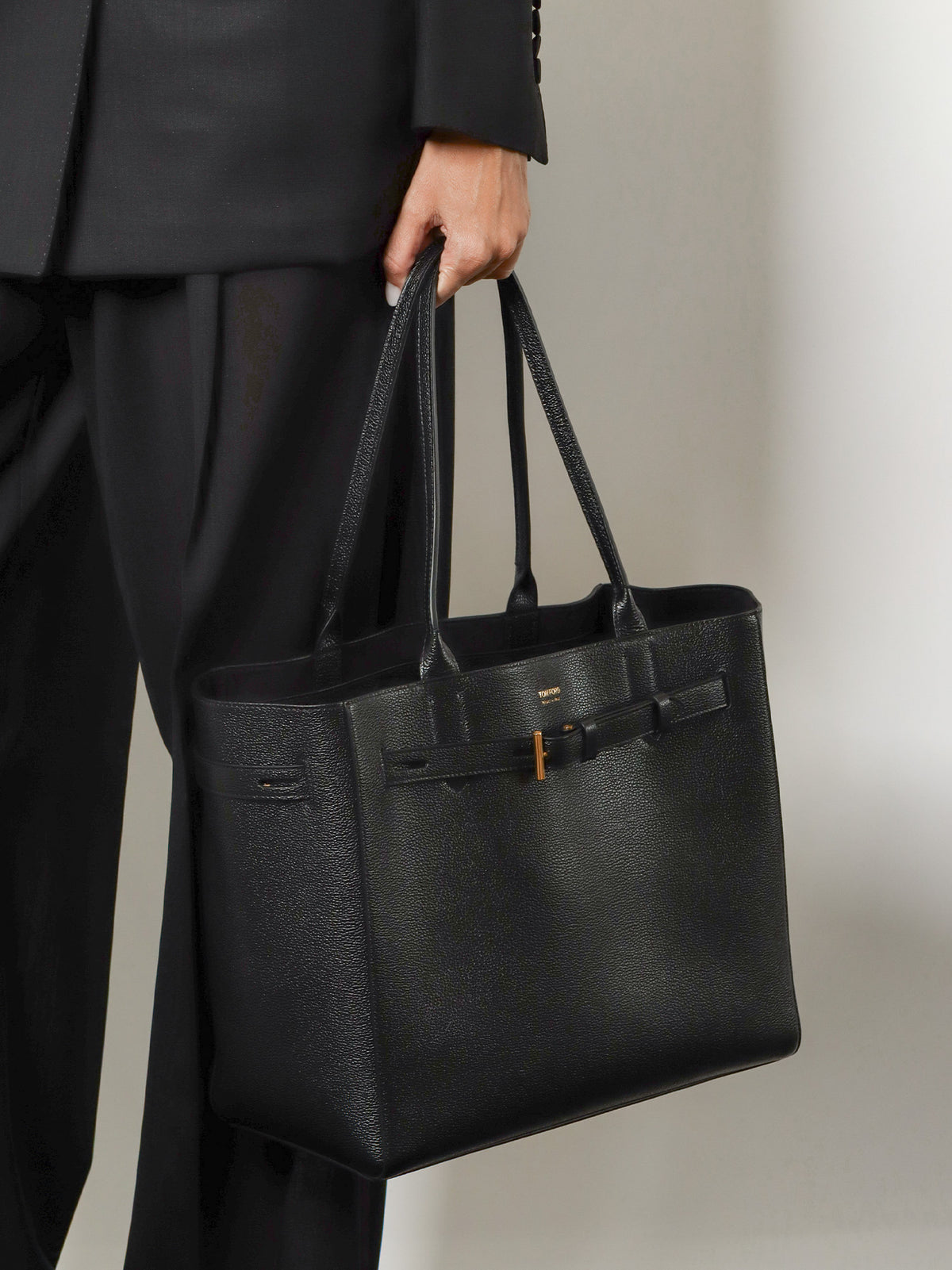 Leather shoulder bag with engraved logo on the front