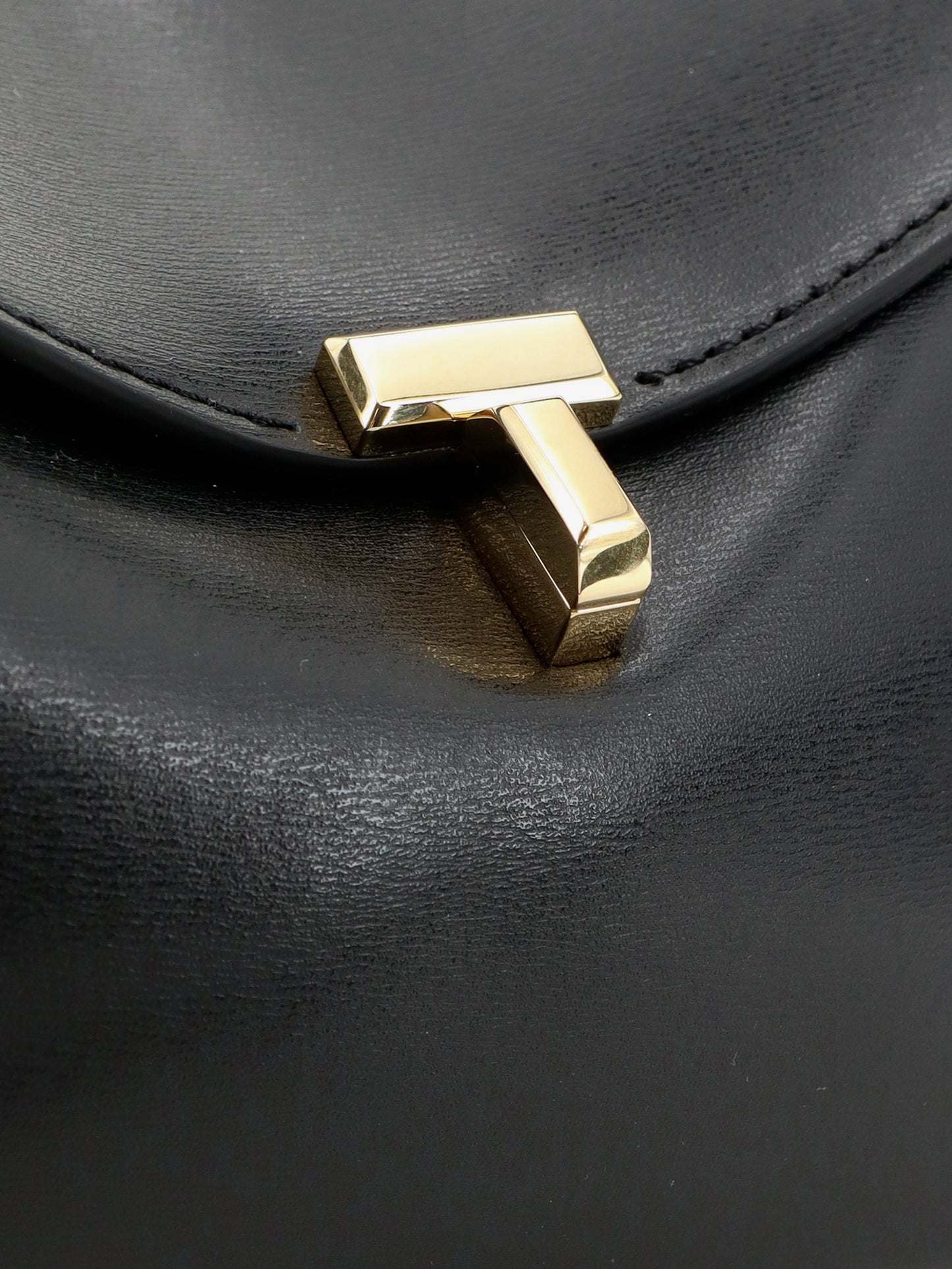 Hammered leather T-Lock shoulder bag