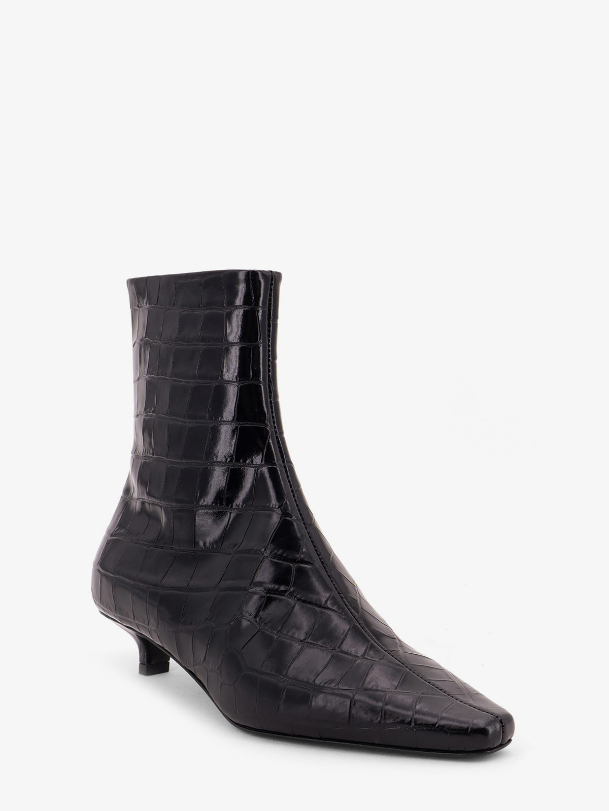 Pointed-toe ankle boots with crocodile effect